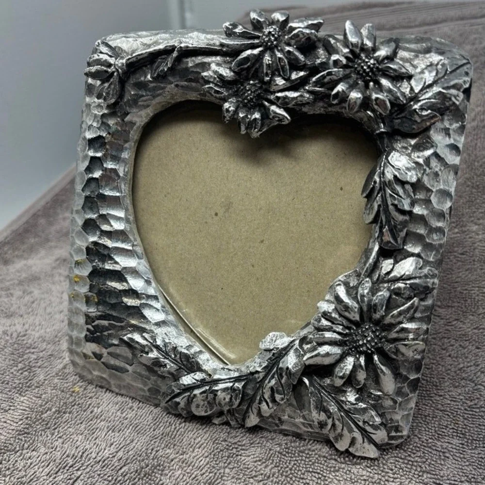 Vintage 1980s Pewter Tone Heart Picture Frame Floral Flowers Made Taiwan